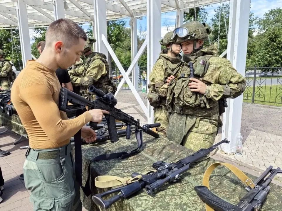 Сотрудники областного главка провели акцию «Один день с полицией России» Сотрудники областного главка провели акцию «Один день с полицией России»