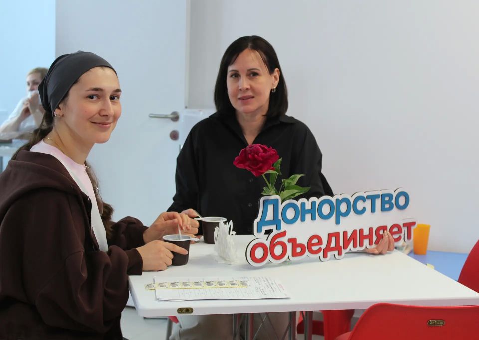 Доноры в белых халатах: медработники детской инфекционной больницы сдали кровь Доноры в белых халатах: медработники детской инфекционной больницы сдали кровь
