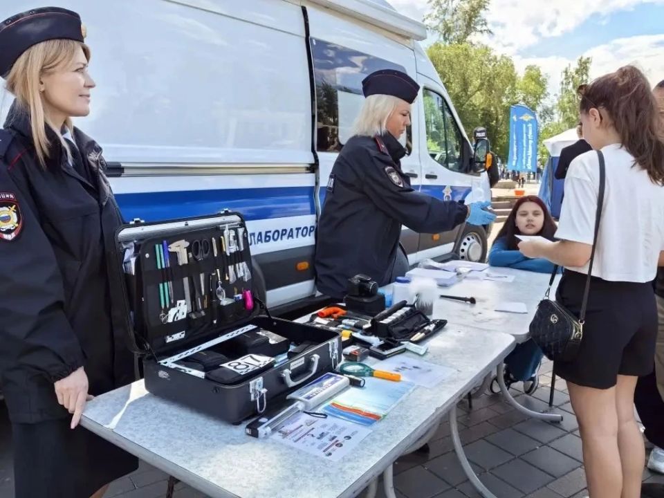 Сотрудники областного главка провели акцию «Один день с полицией России» Сотрудники областного главка провели акцию «Один день с полицией России»