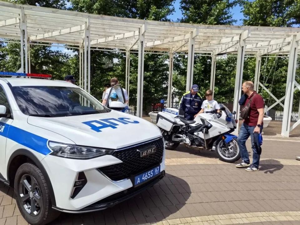 Сотрудники областного главка провели акцию «Один день с полицией России» Сотрудники областного главка провели акцию «Один день с полицией России»