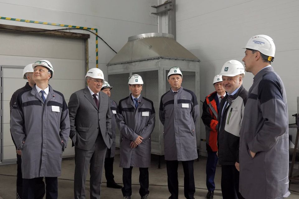 Денис Паслер с рабочим визитом посетил завод «Хромпик» Денис Паслер с рабочим визитом посетил завод «Хромпик»
