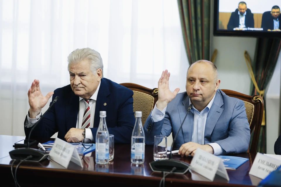 Вячеслав Федорищев: Провел заседание Регионального организационного комитета по проведению предварительного голосования «Единой России» Вячеслав Федорищев: Провел заседание Регионального организационного комитета по проведению предварительного голосования «Единой России»