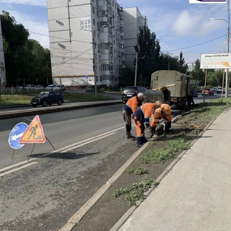 Работы на ул. Солнечной: укладываем бордюрный камень Работы на ул. Солнечной: укладываем бордюрный камень