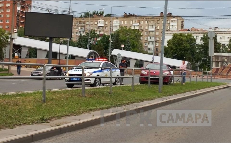 На пересечении Ново-Садовой и улицы Осипенко (при движении из центра, недалеко от метро «Альбино») произошло ДТП На пересечении Ново-Садовой и улицы Осипенко (при движении из центра, недалеко от метро «Альбино») произошло ДТП