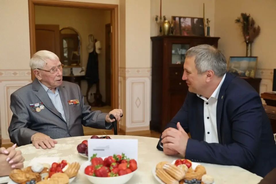 В Самаре со 100-летием поздравили Почетного гражданина города, ветерана Великой Отечественной войны Николая Фоменко В Самаре со 100-летием поздравили Почетного гражданина города, ветерана Великой Отечественной войны Николая Фоменко