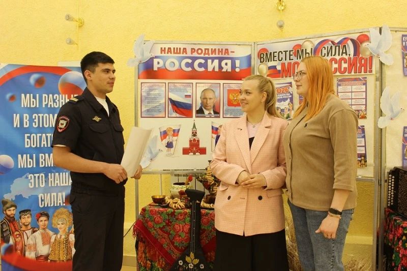 Полицейские Самарского региона провели профориентационные беседы с населением Полицейские Самарского региона провели профориентационные беседы с населением