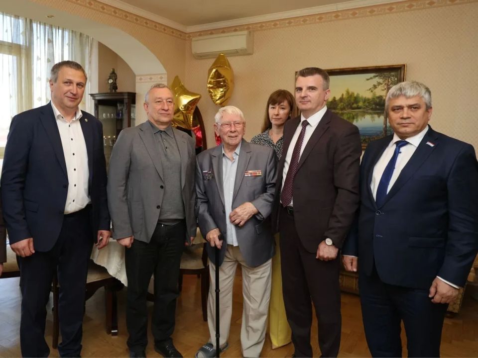 Иван Носков: Сегодня поздравил со 100-летним юбилеем Николая Пантелеевича Фоменко – Почетного гражданина города Самары, ветерана Великой Отечественной войны, заслуженного связиста, мастера связи, члена Союза журналистов... Иван Носков: Сегодня поздравил со 100-летним юбилеем Николая Пантелеевича Фоменко – Почетного гражданина города Самары, ветерана Великой Отечественной войны, заслуженного связиста, мастера связи, члена Союза журналистов...