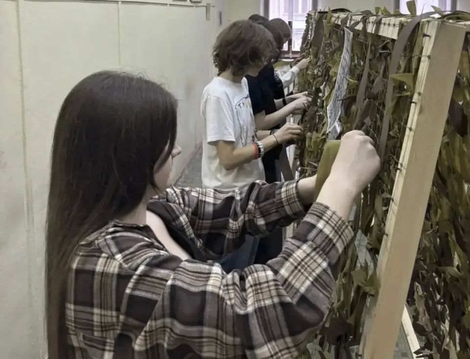 Студенты и сотрудники колледжа Самарского госуниверситета изготовили 12 маскировочных сетей общей площадью более 215 квадратных метров для военнослужащих в зоне СВО Студенты и сотрудники колледжа Самарского госуниверситета изготовили 12 маскировочных сетей общей площадью более 215 квадратных метров для военнослужащих в зоне СВО