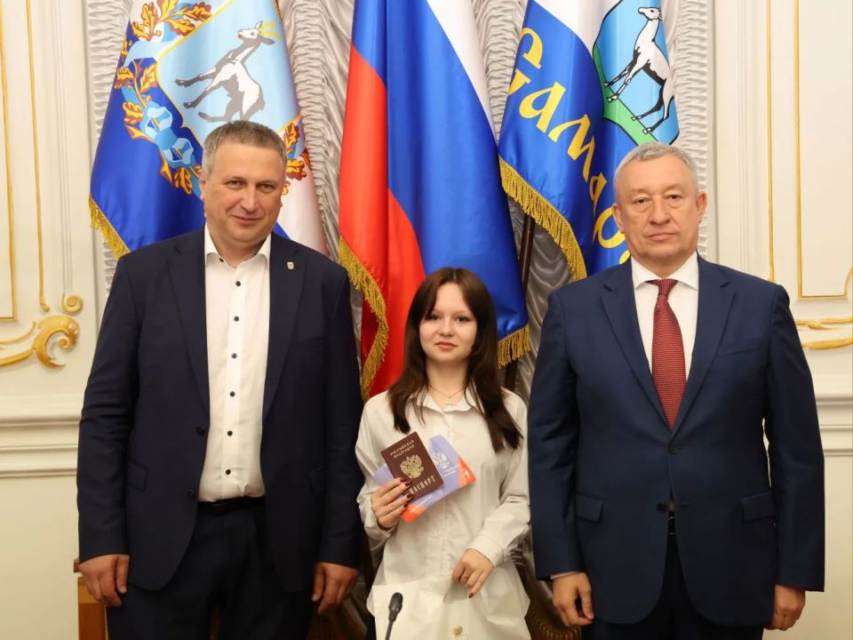 Иван Носков: Сегодня вместе с советником председателя Правительства Самарской области Александром Фетисовым вручили паспорта 18 юным самарцам Иван Носков: Сегодня вместе с советником председателя Правительства Самарской области Александром Фетисовым вручили паспорта 18 юным самарцам