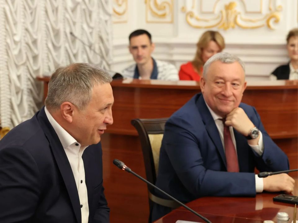Иван Носков: Сегодня вместе с советником председателя Правительства Самарской области Александром Фетисовым вручили паспорта 18 юным самарцам Иван Носков: Сегодня вместе с советником председателя Правительства Самарской области Александром Фетисовым вручили паспорта 18 юным самарцам