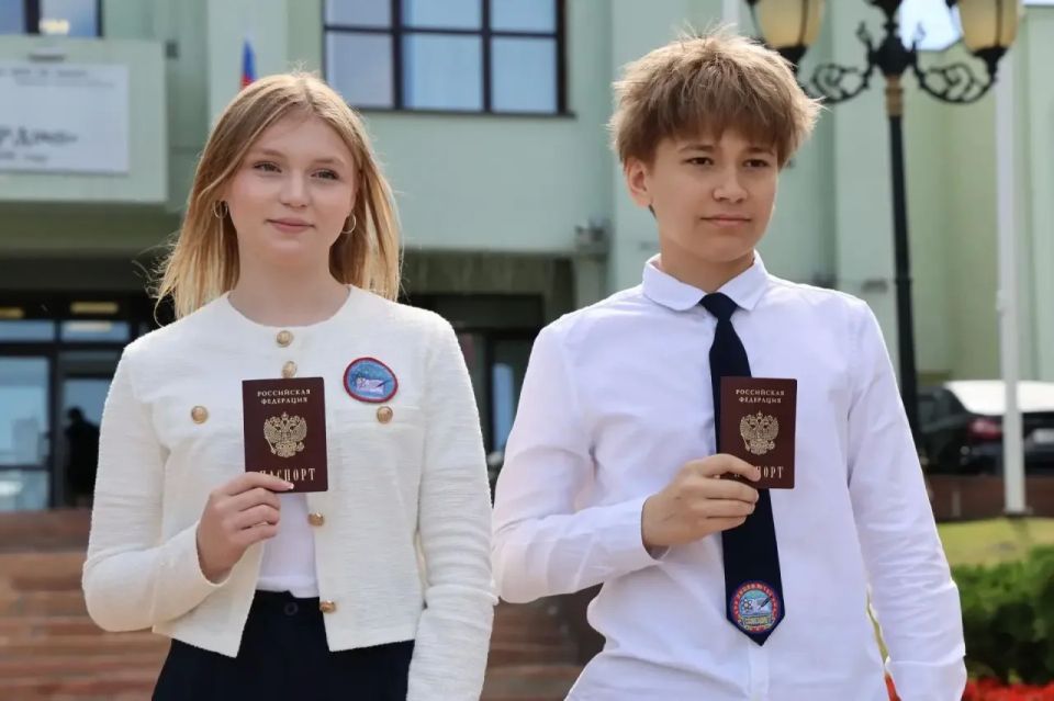 Первые паспорта вручили 18 школьникам накануне Дня России в Самаре Первые паспорта вручили 18 школьникам накануне Дня России в Самаре