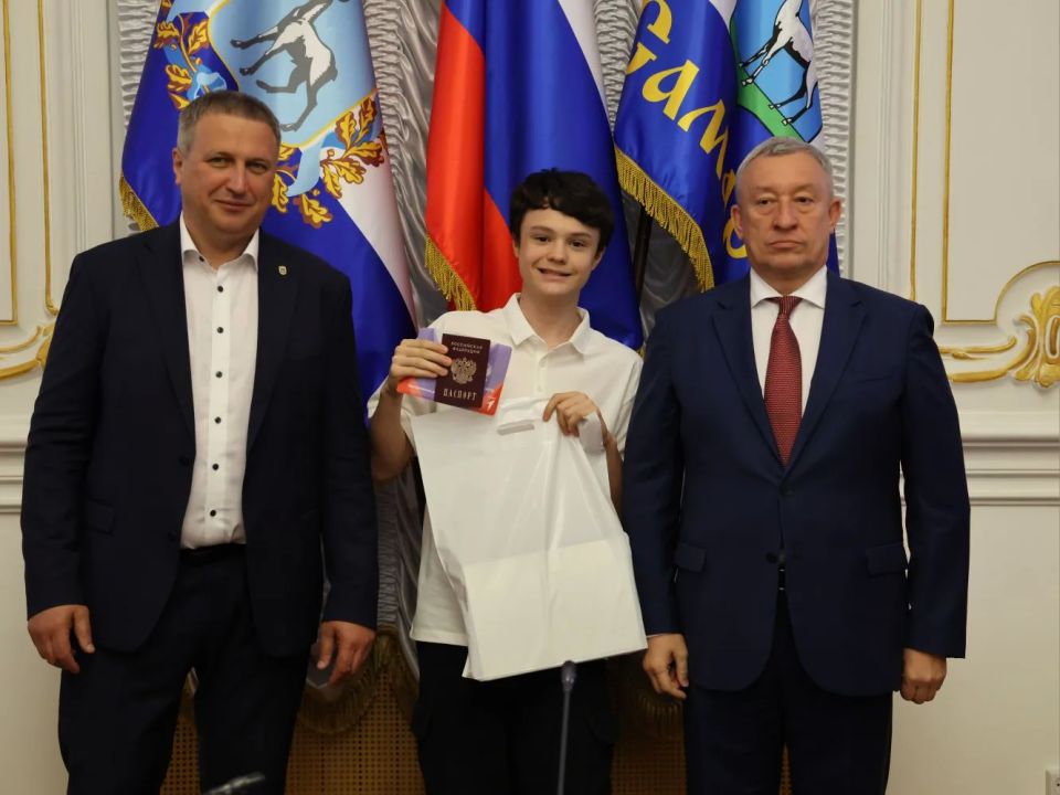 Иван Носков: Сегодня вместе с советником председателя Правительства Самарской области Александром Фетисовым вручили паспорта 18 юным самарцам Иван Носков: Сегодня вместе с советником председателя Правительства Самарской области Александром Фетисовым вручили паспорта 18 юным самарцам