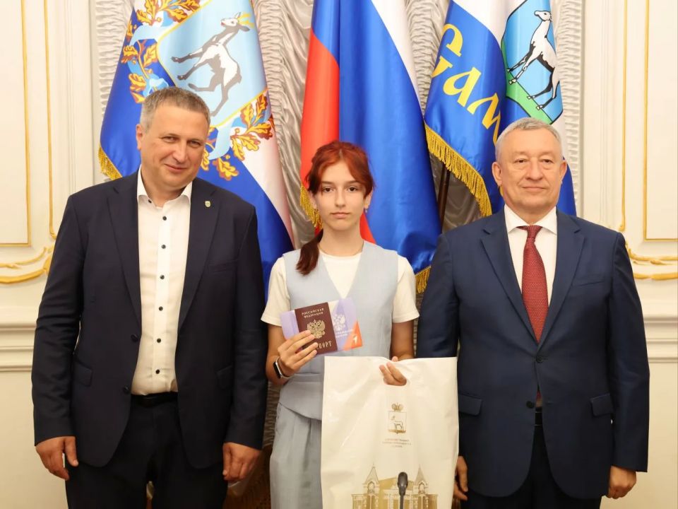 Иван Носков: Сегодня вместе с советником председателя Правительства Самарской области Александром Фетисовым вручили паспорта 18 юным самарцам Иван Носков: Сегодня вместе с советником председателя Правительства Самарской области Александром Фетисовым вручили паспорта 18 юным самарцам