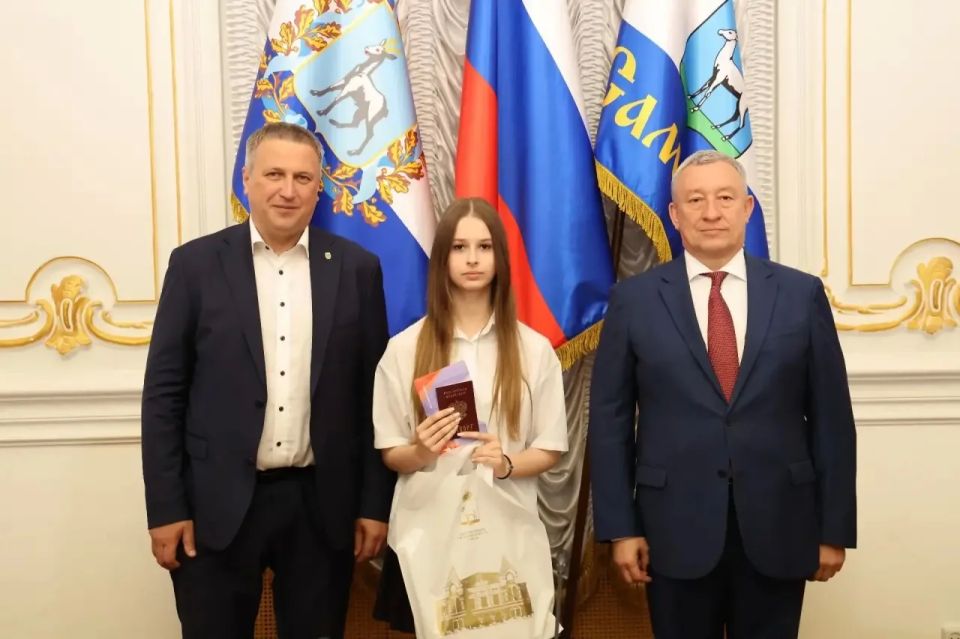 Первые паспорта вручили 18 школьникам накануне Дня России в Самаре Первые паспорта вручили 18 школьникам накануне Дня России в Самаре
