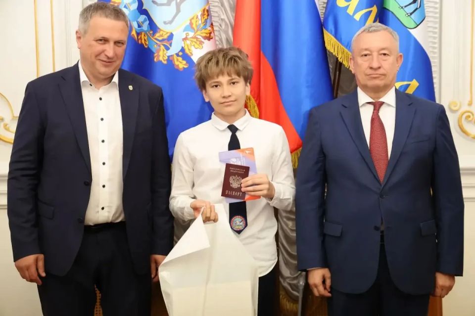 Первые паспорта вручили 18 школьникам накануне Дня России в Самаре Первые паспорта вручили 18 школьникам накануне Дня России в Самаре
