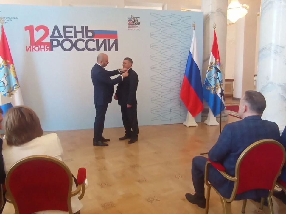 Губернатор Самарской области Вячеслав Федорищев накануне Дня России наградил трудовые коллективы и граждан, которые внесли большой вклад в развитие региона Губернатор Самарской области Вячеслав Федорищев накануне Дня России наградил трудовые коллективы и граждан, которые внесли большой вклад в развитие региона