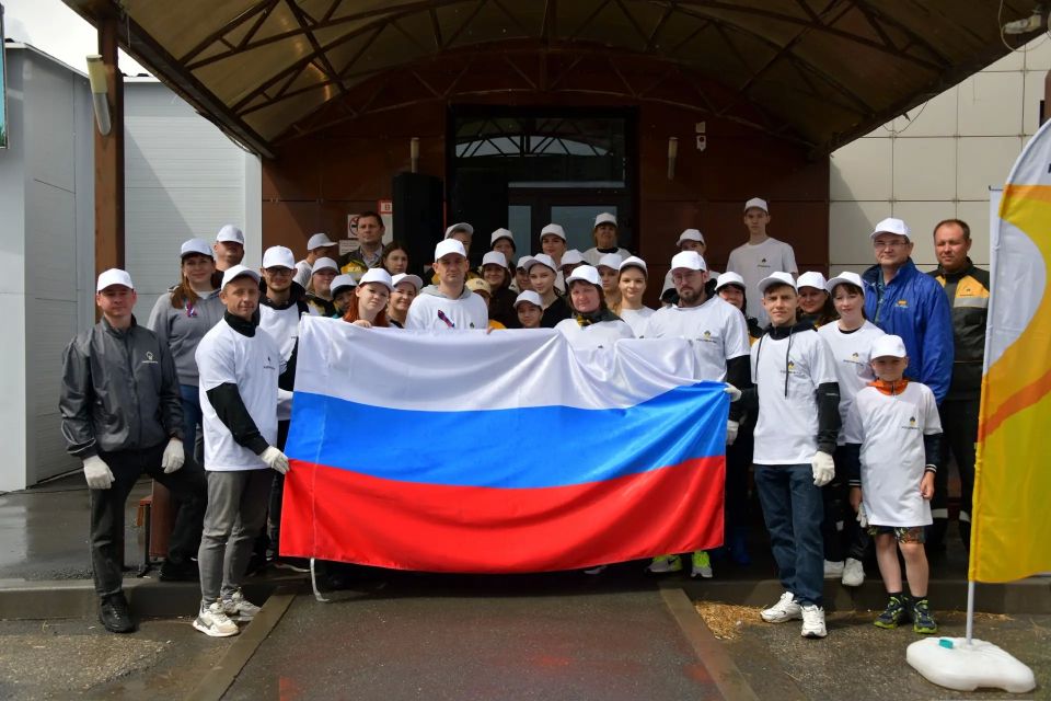 Сотрудники Сызранского НПЗ ко Дню России высадили в городе 80 молодых рябин Сотрудники Сызранского НПЗ ко Дню России высадили в городе 80 молодых рябин