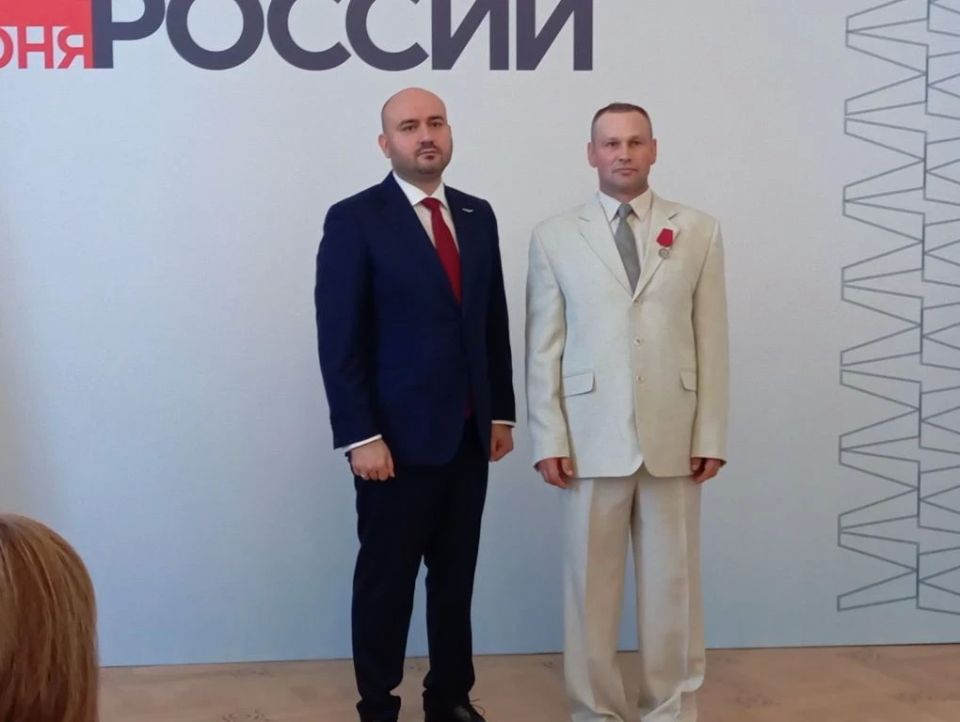 Губернатор Самарской области Вячеслав Федорищев накануне Дня России наградил трудовые коллективы и граждан, которые внесли большой вклад в развитие региона Губернатор Самарской области Вячеслав Федорищев накануне Дня России наградил трудовые коллективы и граждан, которые внесли большой вклад в развитие региона