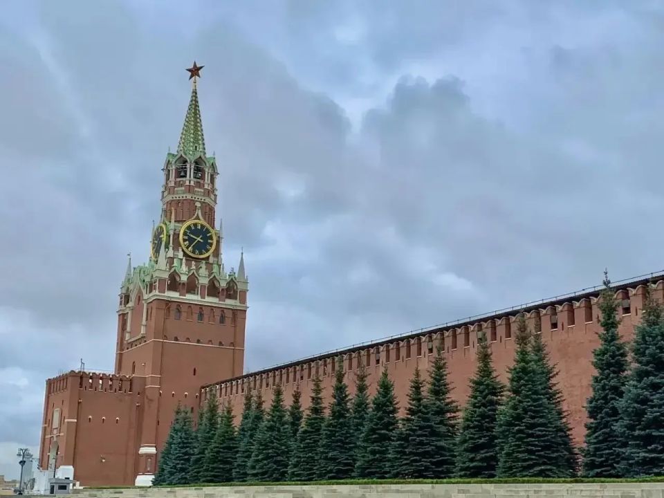 Почему Красная площадь так называется? Почему Красная площадь так называется?