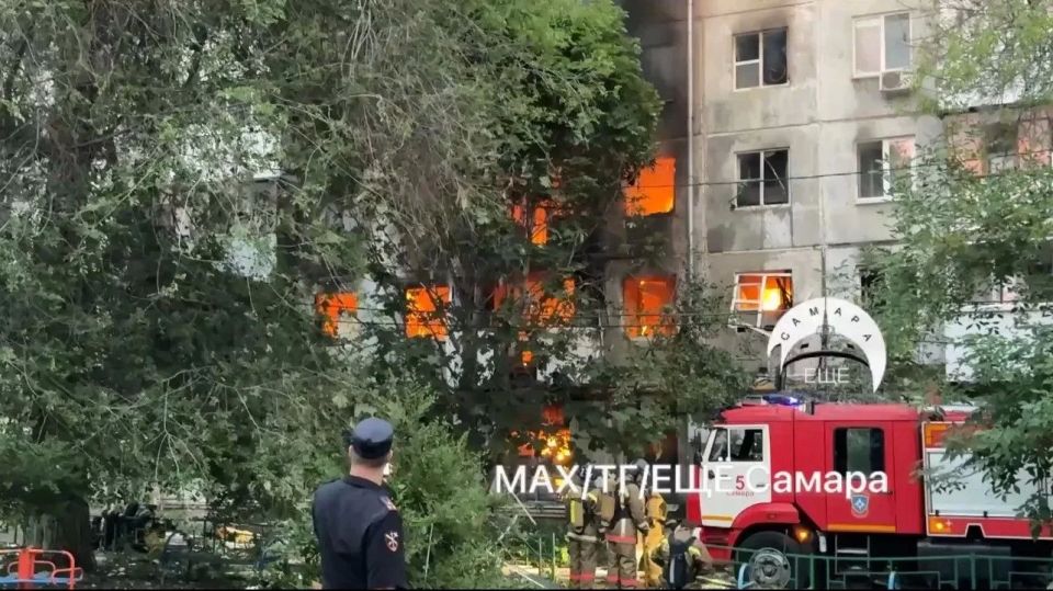 В Самаре из-за хлопка выгорела секция пятиэтажки на 22 Партсъезда В Самаре из-за хлопка выгорела секция пятиэтажки на 22 Партсъезда