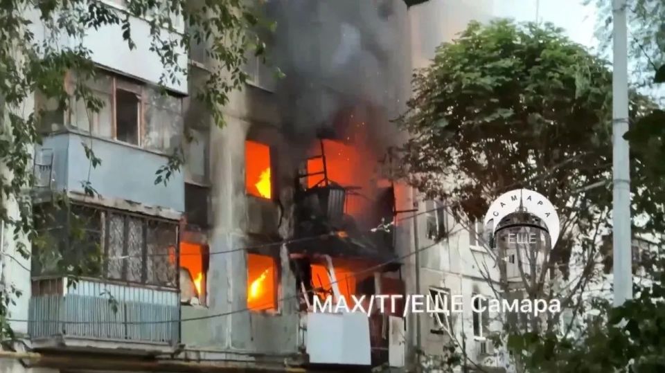 В Самаре из-за хлопка выгорела секция пятиэтажки на 22 Партсъезда В Самаре из-за хлопка выгорела секция пятиэтажки на 22 Партсъезда