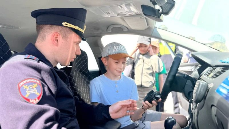 Сотрудники органов внутренних дел Самарской области продолжают знакомить ребят со служебными буднями полицейских Сотрудники органов внутренних дел Самарской области продолжают знакомить ребят со служебными буднями полицейских