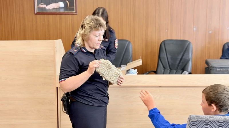Сотрудники органов внутренних дел Самарской области продолжают знакомить ребят со служебными буднями полицейских Сотрудники органов внутренних дел Самарской области продолжают знакомить ребят со служебными буднями полицейских
