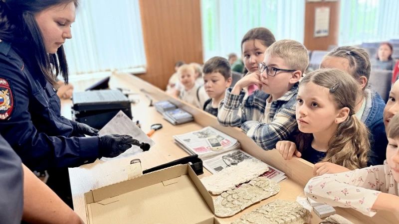 Сотрудники органов внутренних дел Самарской области продолжают знакомить ребят со служебными буднями полицейских Сотрудники органов внутренних дел Самарской области продолжают знакомить ребят со служебными буднями полицейских