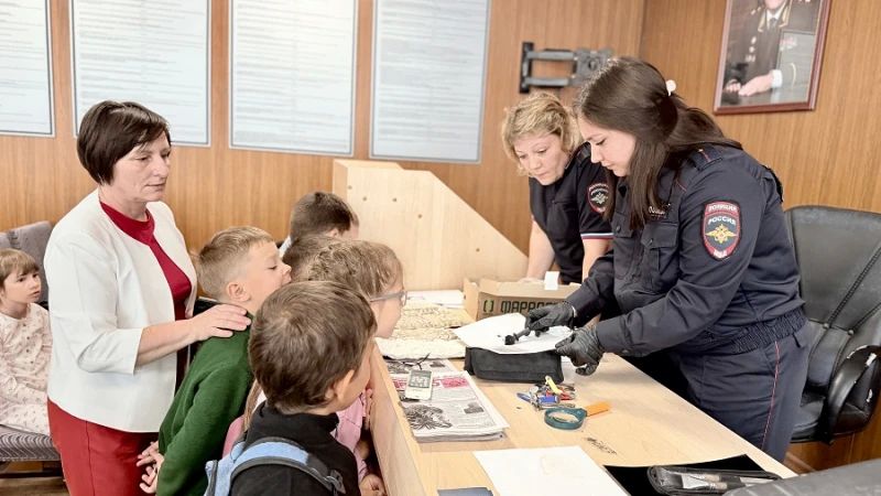 Сотрудники органов внутренних дел Самарской области продолжают знакомить ребят со служебными буднями полицейских Сотрудники органов внутренних дел Самарской области продолжают знакомить ребят со служебными буднями полицейских