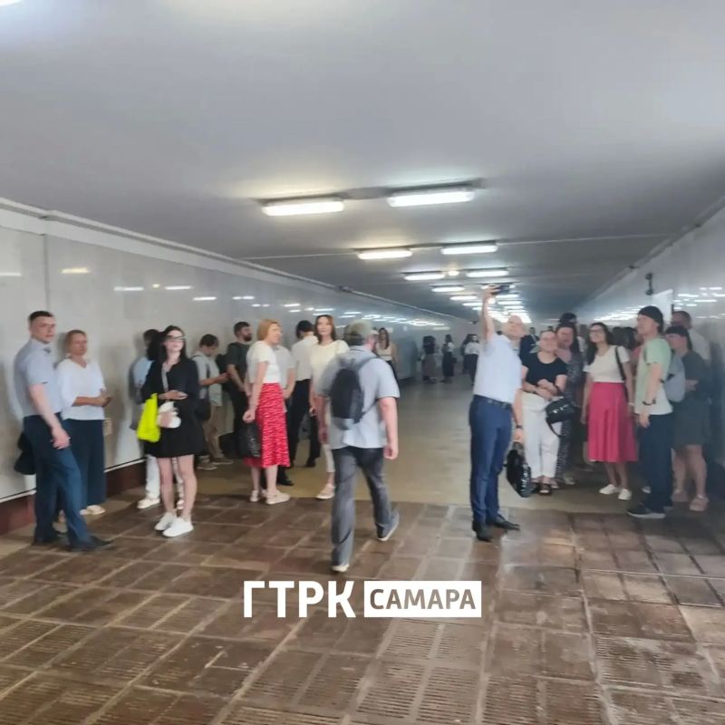 Самарцы дожидались отмены ракетной опасности в переходе метро Самарцы дожидались отмены ракетной опасности в переходе метро