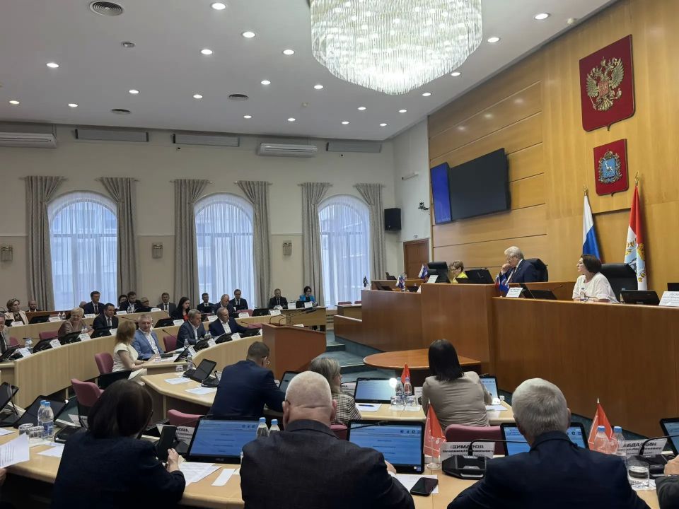 Сегодня проходит внеочередное заседание Самарской Губернской Думы под председательством Геннадия Котельникова