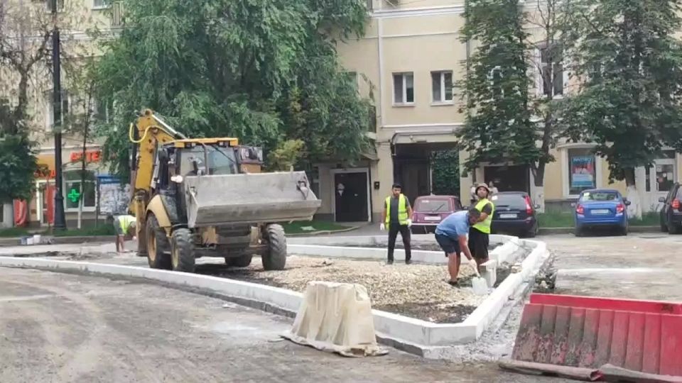 На Площади Революции уменьшают дорогу по всем углам На Площади Революции уменьшают дорогу по всем углам