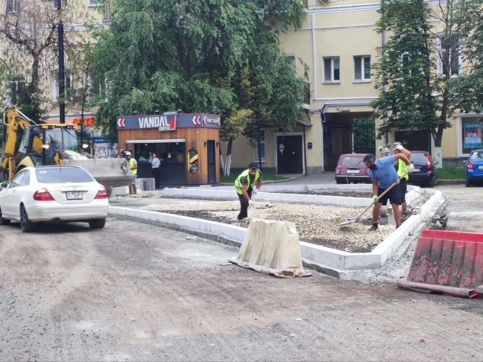 На Площади Революции уменьшают дорогу по всем углам На Площади Революции уменьшают дорогу по всем углам