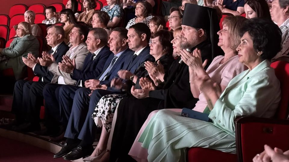 В эти минуты в Драматическом театре им. А. Н. Толстого проходит торжественное мероприятие, посвящённое Дню медицинского работника В эти минуты в Драматическом театре им. А. Н. Толстого проходит торжественное мероприятие, посвящённое Дню медицинского работника