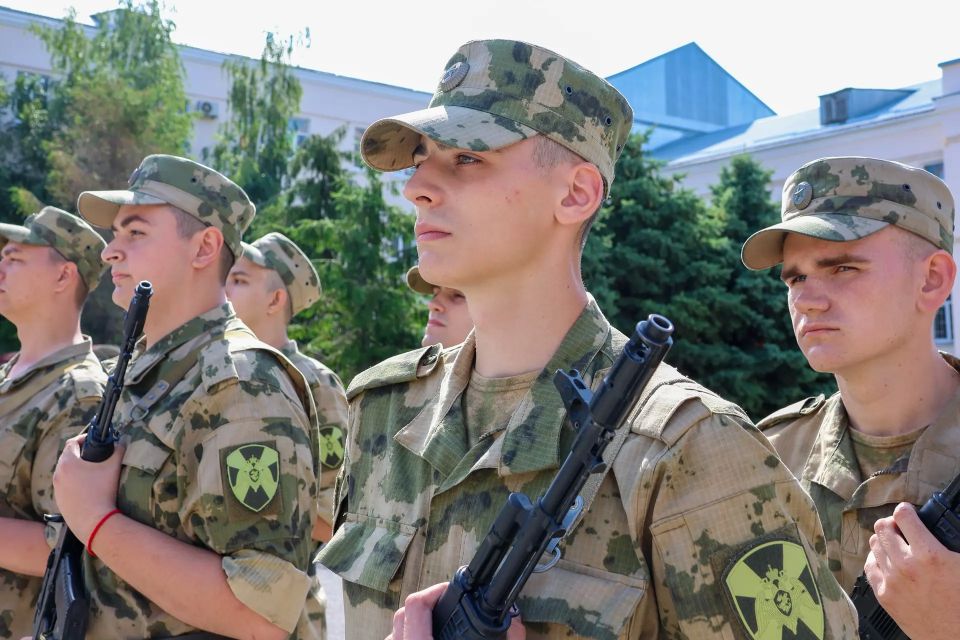 «…Клянусь достойно исполнять воинский долг, мужественно защищать свободу, независимость и конституционный строй России, народ и Отечество» «…Клянусь достойно исполнять воинский долг, мужественно защищать свободу, независимость и конституционный строй России, народ и Отечество»
