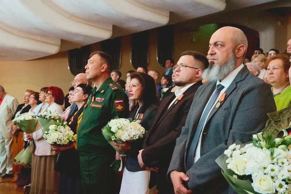 Виталий Шабалатов поздравил медицинских работников региона с профессиональным праздником Виталий Шабалатов поздравил медицинских работников региона с профессиональным праздником