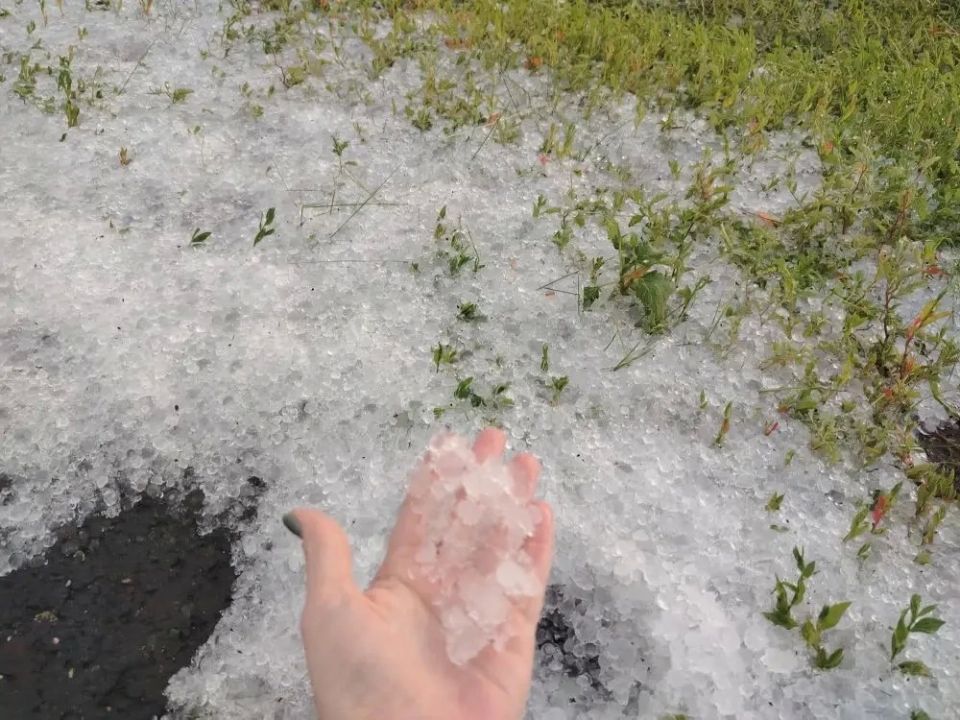 В Самарской области заметили настоящие сугробы из града! В Самарской области заметили настоящие сугробы из града!