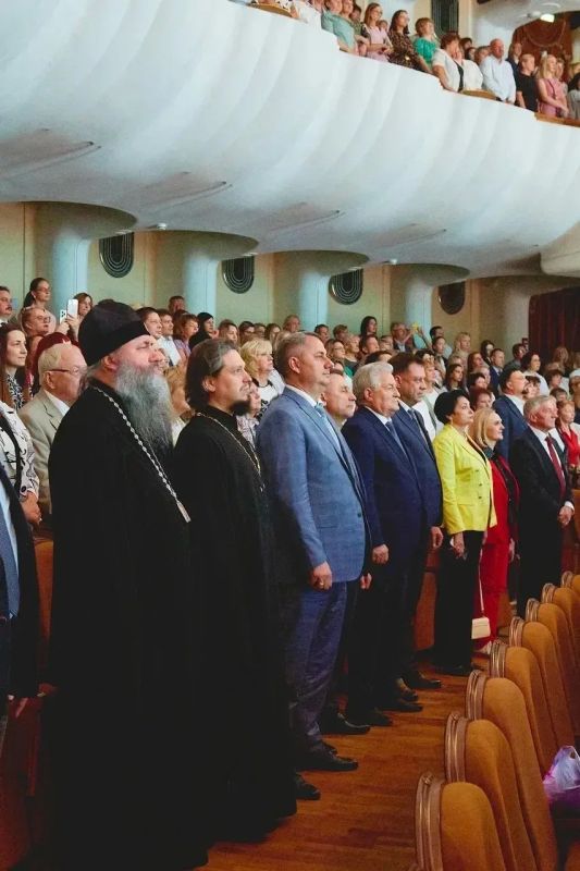 Виталий Шабалатов поздравил медицинских работников региона с профессиональным праздником Виталий Шабалатов поздравил медицинских работников региона с профессиональным праздником