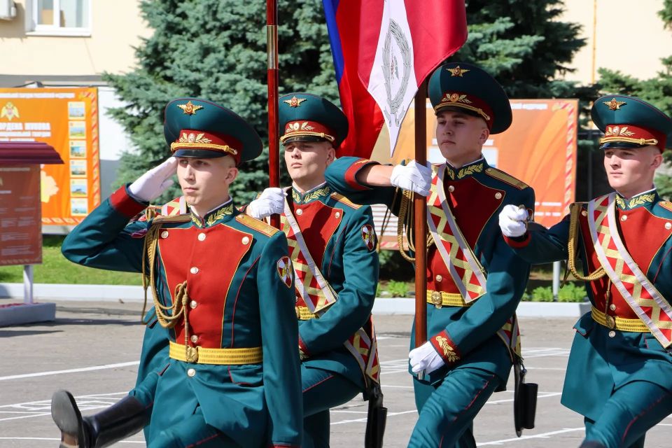 «…Клянусь достойно исполнять воинский долг, мужественно защищать свободу, независимость и конституционный строй России, народ и Отечество» «…Клянусь достойно исполнять воинский долг, мужественно защищать свободу, независимость и конституционный строй России, народ и Отечество»