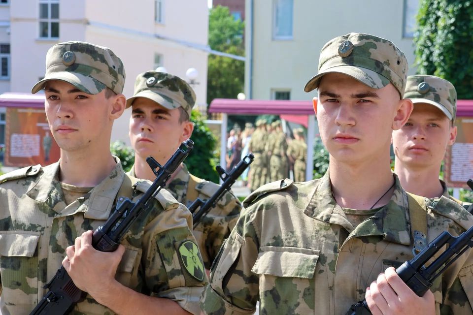 «…Клянусь достойно исполнять воинский долг, мужественно защищать свободу, независимость и конституционный строй России, народ и Отечество» «…Клянусь достойно исполнять воинский долг, мужественно защищать свободу, независимость и конституционный строй России, народ и Отечество»