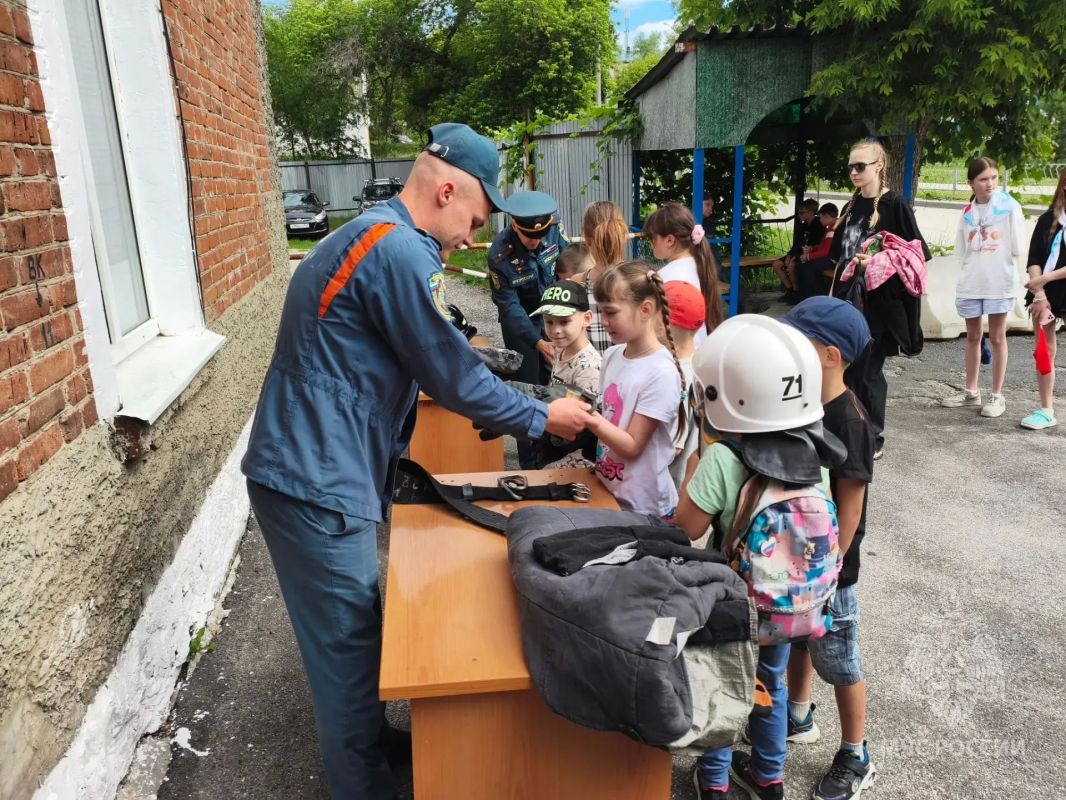 В гостях у пожарных: сотрудники 71-й части открыли двери для юных гостей из Прибрежного В гостях у пожарных: сотрудники 71-й части открыли двери для юных гостей из Прибрежного