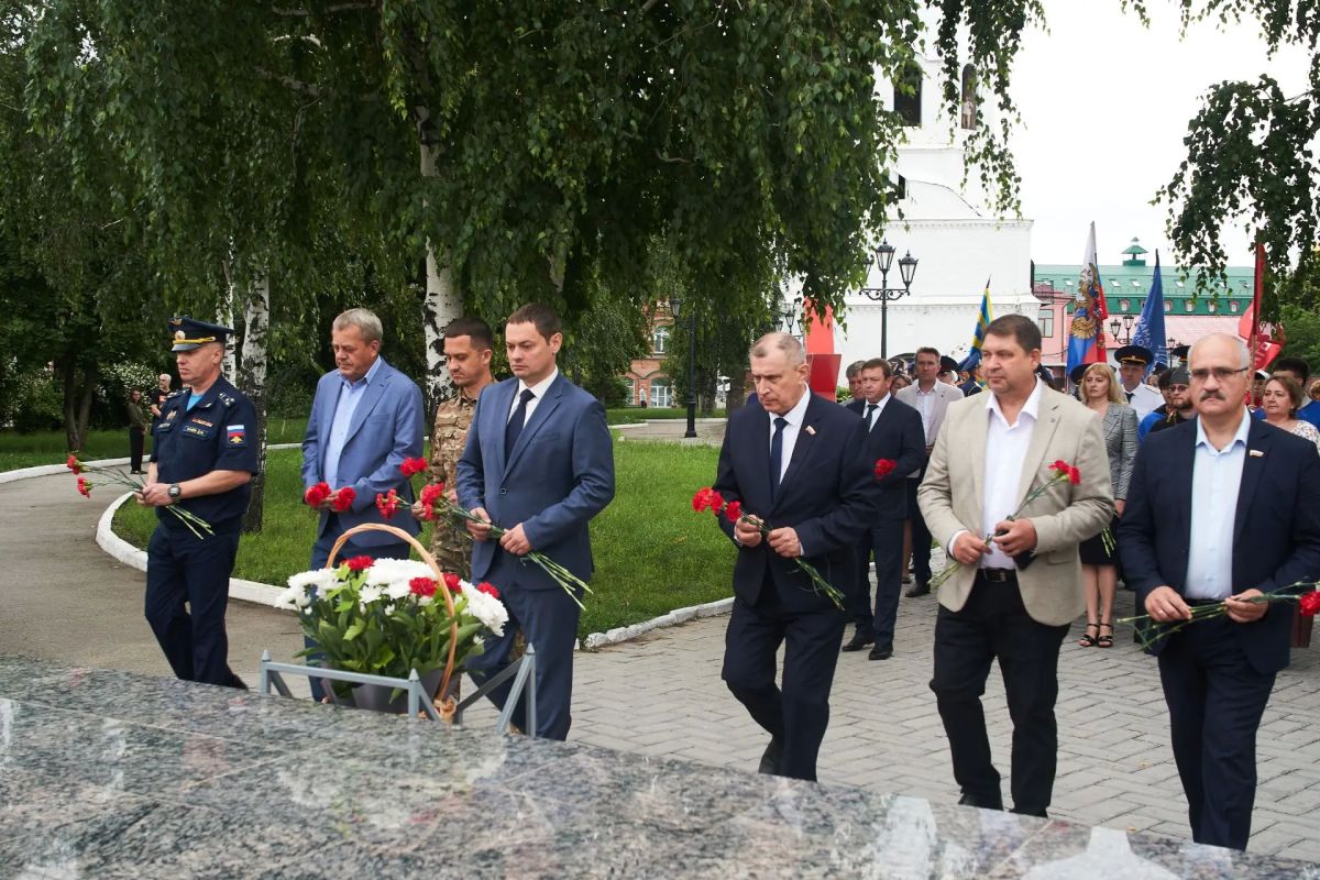 День памяти и скорби. Сегодня на площади Сызранского кремля прошёл митинг с возложением цветов к братским захоронениям и Вечному огню. 85 лет назад фашистская Германия вероломно напала на нашу страну День памяти и скорби. Сегодня на площади Сызранского кремля прошёл митинг с возложением цветов к братским захоронениям и Вечному огню. 85 лет назад фашистская Германия вероломно напала на нашу страну