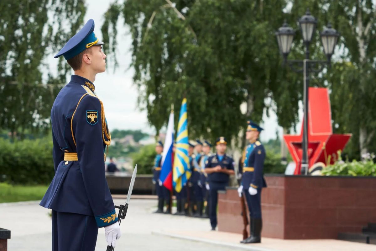 День памяти и скорби. Сегодня на площади Сызранского кремля прошёл митинг с возложением цветов к братским захоронениям и Вечному огню. 85 лет назад фашистская Германия вероломно напала на нашу страну День памяти и скорби. Сегодня на площади Сызранского кремля прошёл митинг с возложением цветов к братским захоронениям и Вечному огню. 85 лет назад фашистская Германия вероломно напала на нашу страну