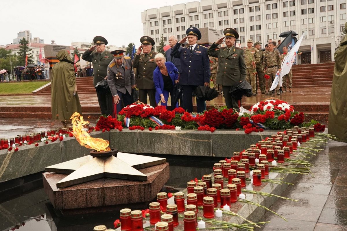 В День памяти и скорби в Самаре на площади Славы состоялось возложение цветов к Вечному огню и горельефу «Скорбящей Матери-Родине» В День памяти и скорби в Самаре на площади Славы состоялось возложение цветов к Вечному огню и горельефу «Скорбящей Матери-Родине»