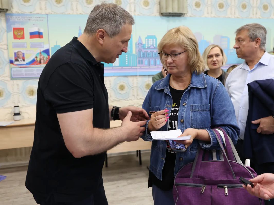 Иван Носков: Вместе с министром социально-демографической и семейной политики Самарской области Оксаной Щербицкой, врио руководителя Государственной жилищной инспекции Самарской области Георгием Степаняном и главой... Иван Носков: Вместе с министром социально-демографической и семейной политики Самарской области Оксаной Щербицкой, врио руководителя Государственной жилищной инспекции Самарской области Георгием Степаняном и главой...