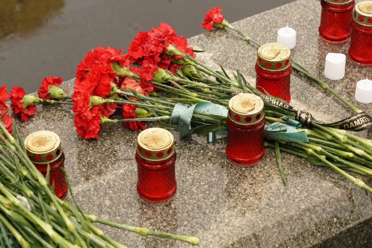 В День памяти и скорби в Самаре на площади Славы состоялось возложение цветов к Вечному огню и горельефу «Скорбящей Матери-Родине» В День памяти и скорби в Самаре на площади Славы состоялось возложение цветов к Вечному огню и горельефу «Скорбящей Матери-Родине»