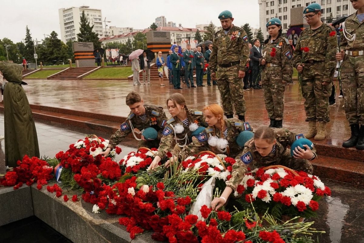 В День памяти и скорби в Самаре на площади Славы состоялось возложение цветов к Вечному огню и горельефу «Скорбящей Матери-Родине» В День памяти и скорби в Самаре на площади Славы состоялось возложение цветов к Вечному огню и горельефу «Скорбящей Матери-Родине»