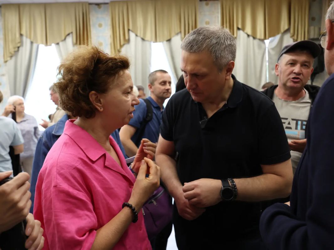 Иван Носков: Вместе с министром социально-демографической и семейной политики Самарской области Оксаной Щербицкой, врио руководителя Государственной жилищной инспекции Самарской области Георгием Степаняном и главой... Иван Носков: Вместе с министром социально-демографической и семейной политики Самарской области Оксаной Щербицкой, врио руководителя Государственной жилищной инспекции Самарской области Георгием Степаняном и главой...
