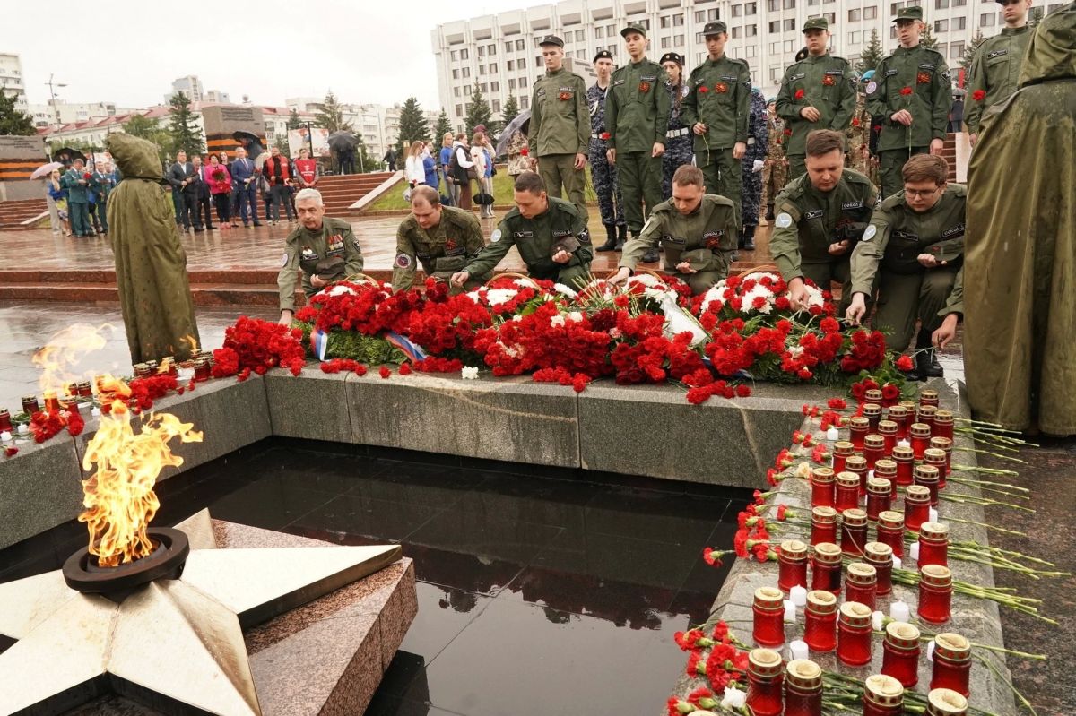 В День памяти и скорби в Самаре на площади Славы состоялось возложение цветов к Вечному огню и горельефу «Скорбящей Матери-Родине» В День памяти и скорби в Самаре на площади Славы состоялось возложение цветов к Вечному огню и горельефу «Скорбящей Матери-Родине»