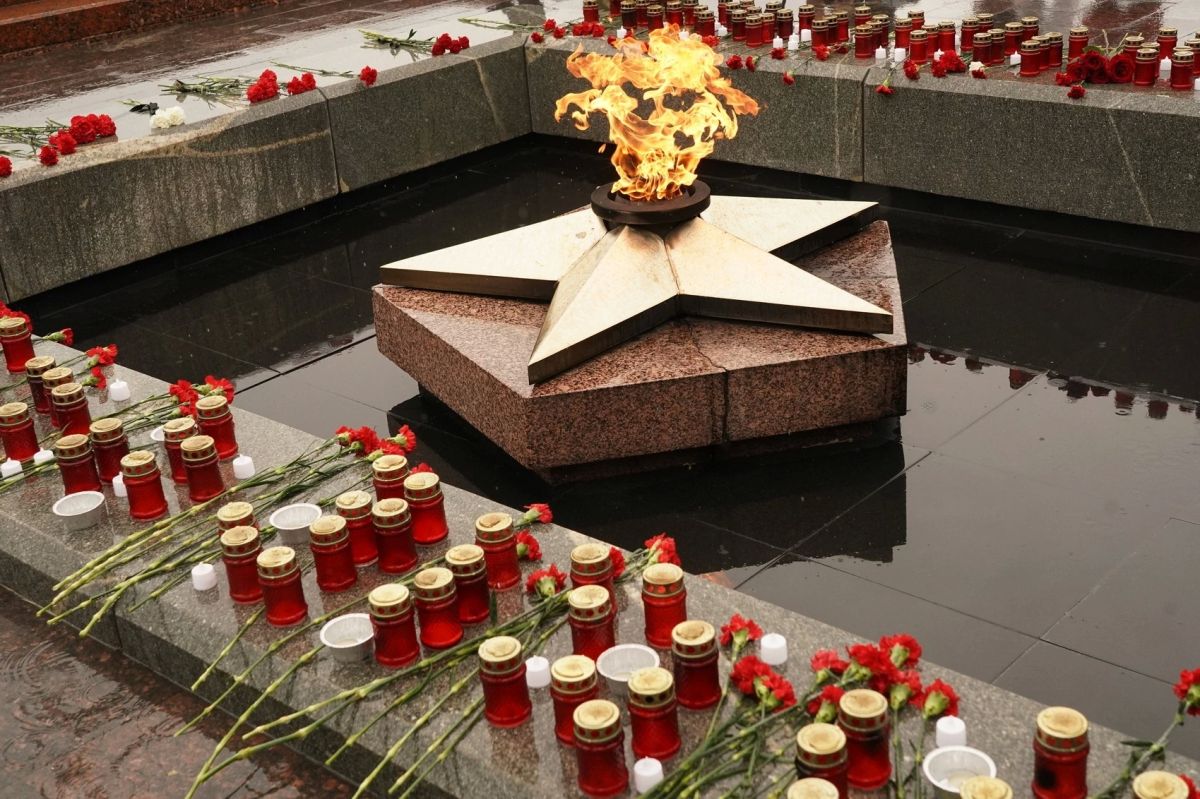В День памяти и скорби в Самаре на площади Славы состоялось возложение цветов к Вечному огню и горельефу «Скорбящей Матери-Родине» В День памяти и скорби в Самаре на площади Славы состоялось возложение цветов к Вечному огню и горельефу «Скорбящей Матери-Родине»